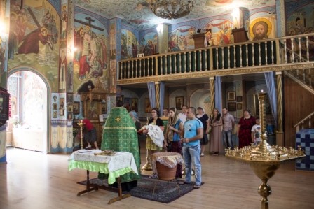 Сегодня в нашем храме прошло Таинство Крещение, которое совершил иерей Николай Матлашов. Крещение приняло два человека младенец Богдан Кец, 40 дней от рождения,  и Сусол Любовь Ивановна 1935 года рождения. Кресными родителями младенца Богдана стали активные участницы молодежного клуба «Вифлеемская звезда» Ложниковы Валерия и Надежда.