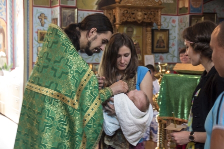 Сегодня в нашем храме прошло Таинство Крещение, которое совершил иерей Николай Матлашов. Крещение приняло два человека младенец Богдан Кец, 40 дней от рождения,  и Сусол Любовь Ивановна 1935 года рождения. Кресными родителями младенца Богдана стали активные участницы молодежного клуба «Вифлеемская звезда» Ложниковы Валерия и Надежда.