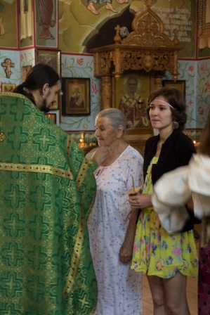 Сегодня в нашем храме прошло Таинство Крещение, которое совершил иерей Николай Матлашов. Крещение приняло два человека младенец Богдан Кец, 40 дней от рождения,  и Сусол Любовь Ивановна 1935 года рождения. Кресными родителями младенца Богдана стали активные участницы молодежного клуба «Вифлеемская звезда» Ложниковы Валерия и Надежда.