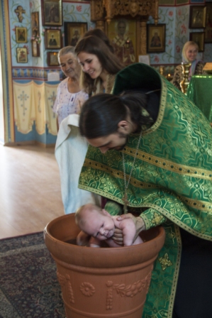 Сегодня в нашем храме прошло Таинство Крещение, которое совершил иерей Николай Матлашов. Крещение приняло два человека младенец Богдан Кец, 40 дней от рождения,  и Сусол Любовь Ивановна 1935 года рождения. Кресными родителями младенца Богдана стали активные участницы молодежного клуба «Вифлеемская звезда» Ложниковы Валерия и Надежда.